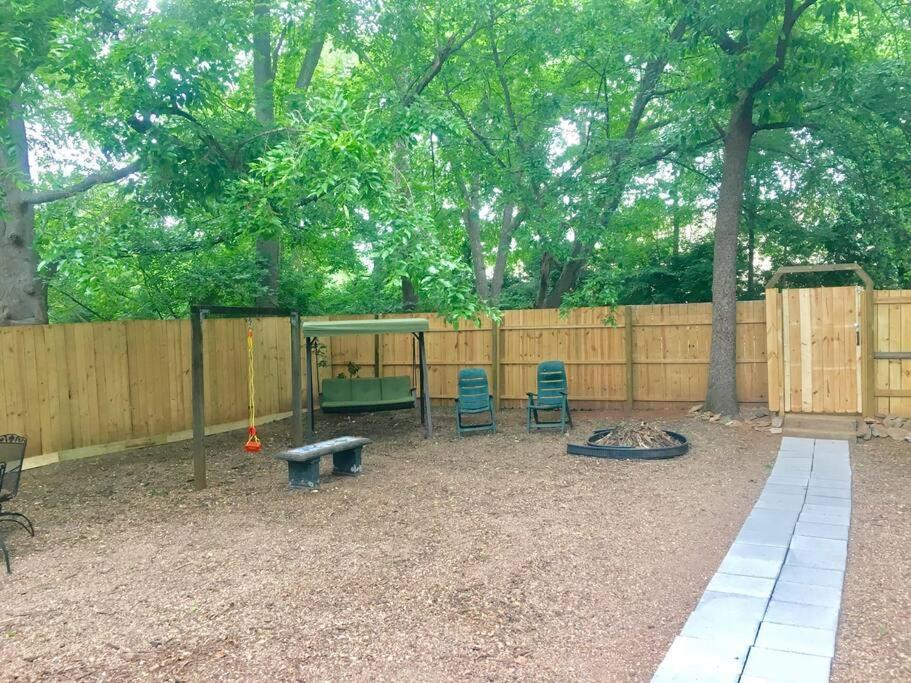 Family Friendly Downtown Home - Private Yard & Grill - Location, Location, Location! Athens Zewnętrze zdjęcie